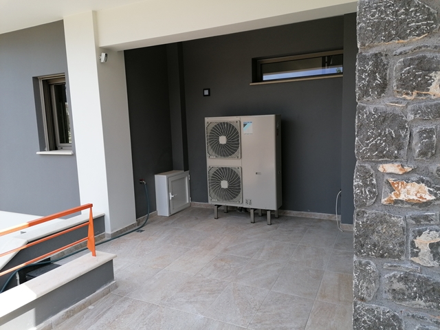 Κεντρικό σύστημα ψύξης-θέρμανσης σε διώροφη κατοικία στη Χαλκίδα